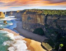 开云平台-引擎轰鸣下的城市对决，当篮球碰撞F1街道赛哲学