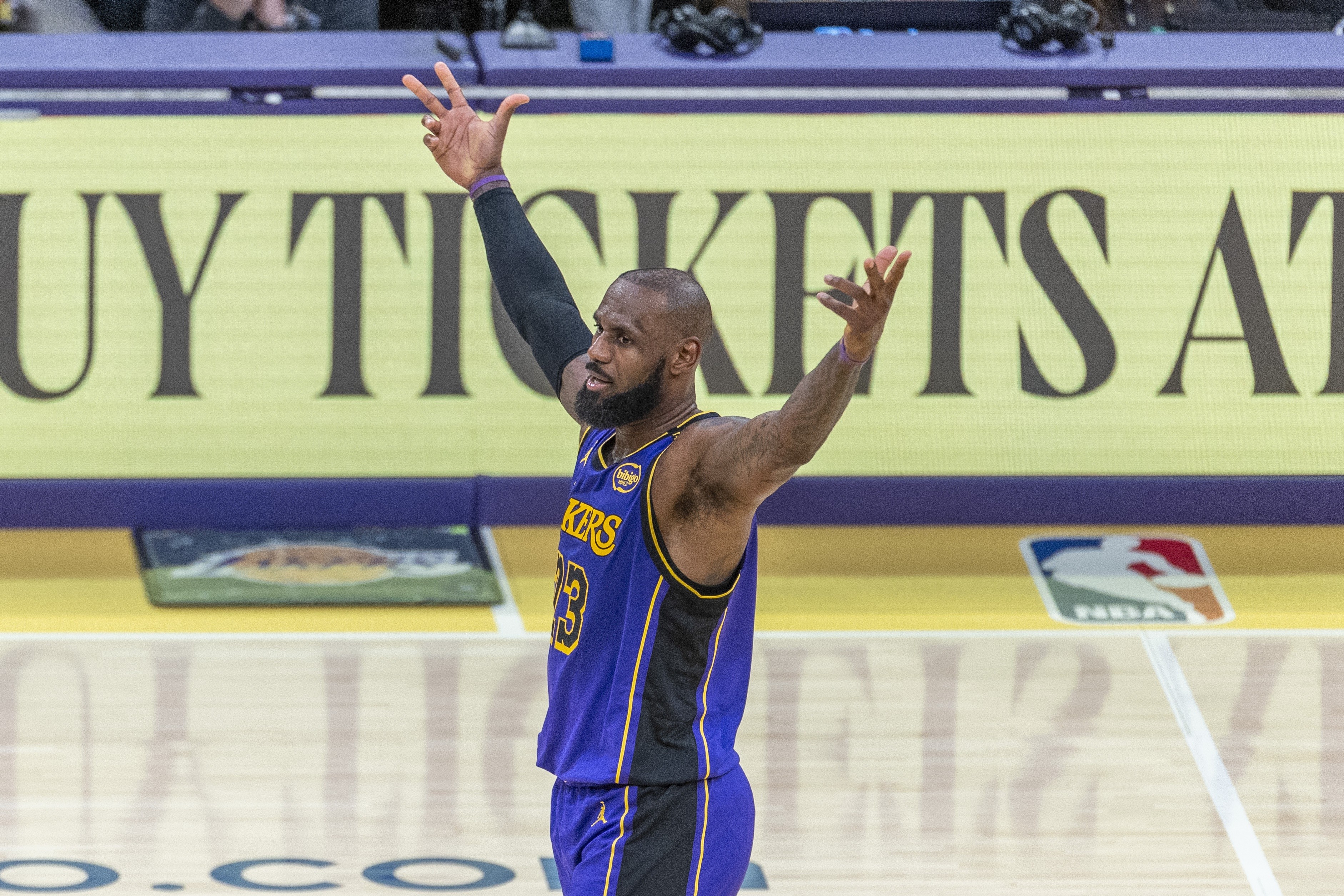 开云体育在线-篮网B队轻取步行者，詹姆斯打破历史纪录