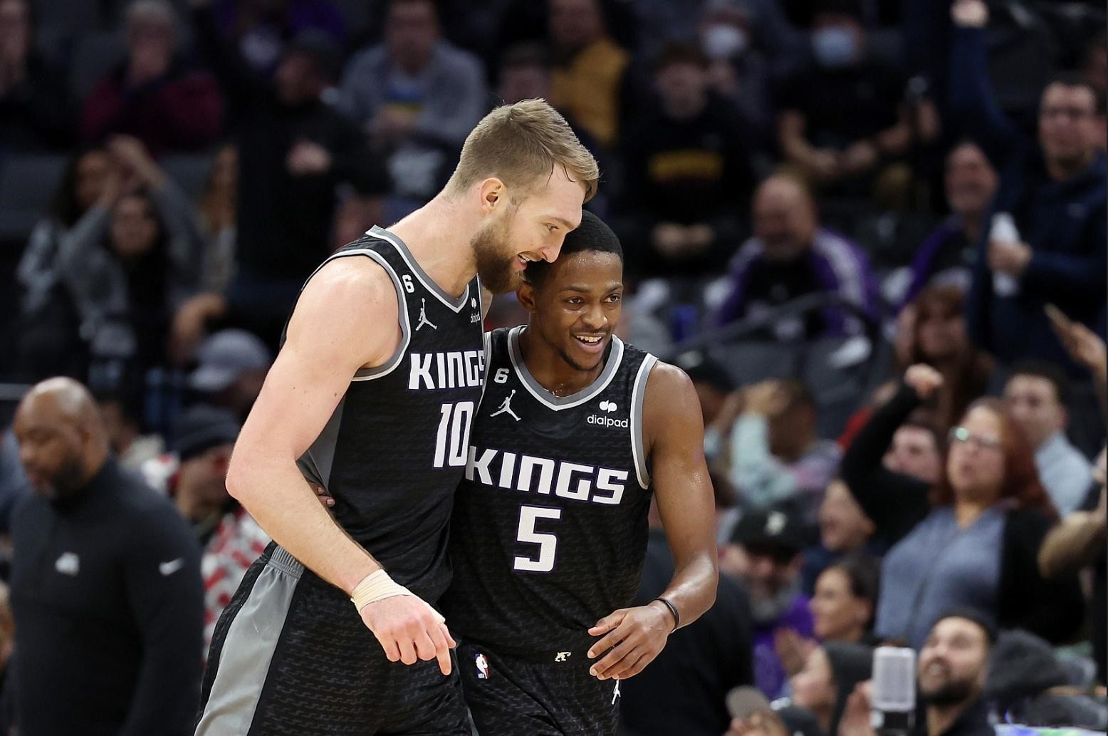 开云体育下载-老鹰横扫国王，取得纪录胜利